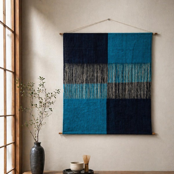 Japanskinspirerad textilväggbonad – Indigo & Turkos minimalistisk fiberkonst | Handvävd jutebomullsgobeläng