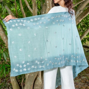 WOOL02 - ハンド刺繍の花柄が入ったレディース軽量メリノファインウール - ネックスカーフ/ヘッドスカーフ/ショール/ラップ - ブルー