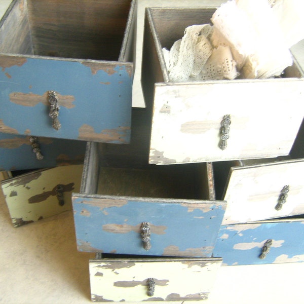 Petits tiroirs en bois de style vintage bleu ou vert menthe clair vieilli avec bouton de traction en métal élégant, charnière suspendue, noir rustique à l'intérieur