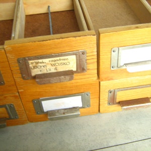 Cajones de catálogo de biblioteca de mediados de siglo de Bibliotheque de madera contrachapada vintage con tiradores de perilla de metal rústico rústico