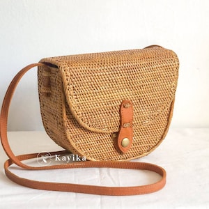Halbrunde Rattan Sling Bag, Crossbody gewebte Tasche, Urlaubstasche, Tropical Rattan Strandtasche, balinesische Tasche, Geschenk für Frauen, Geburtstagsgeschenk