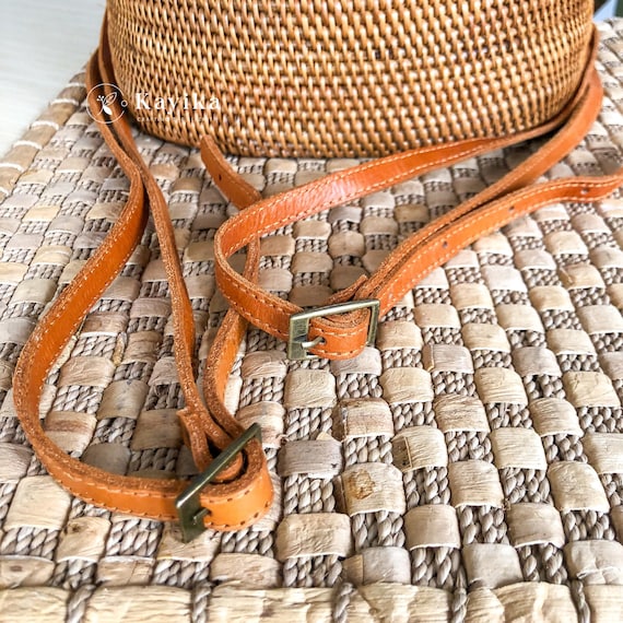 Handmade Rattan Backpack - Woven Straw Bag, Artisan Crafted  display picture 3