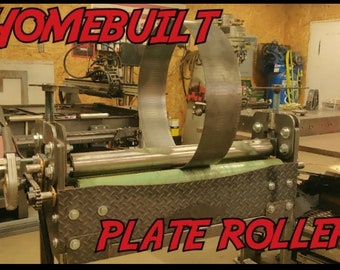 Puede incluir: Un rodillo de chapa de metal hecho en casa con una chapa de metal que se dobla en forma de curva. El rodillo es de metal y tiene una base pintada de verde. El texto "HOMEBUILT PLATE ROLLER" es visible en letras rojas.