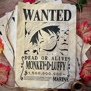Op de afbeelding: Een rechthoekige papieren poster met een verouderde, gekreukelde uitstraling met een zwart-witte illustratie van Monkey D. Luffy met een strooien hoed. De tekst luidt WANTED, DEAD OR ALIVE, MONKEY D. LUFFY, 1.500.000.000 en MARINE.