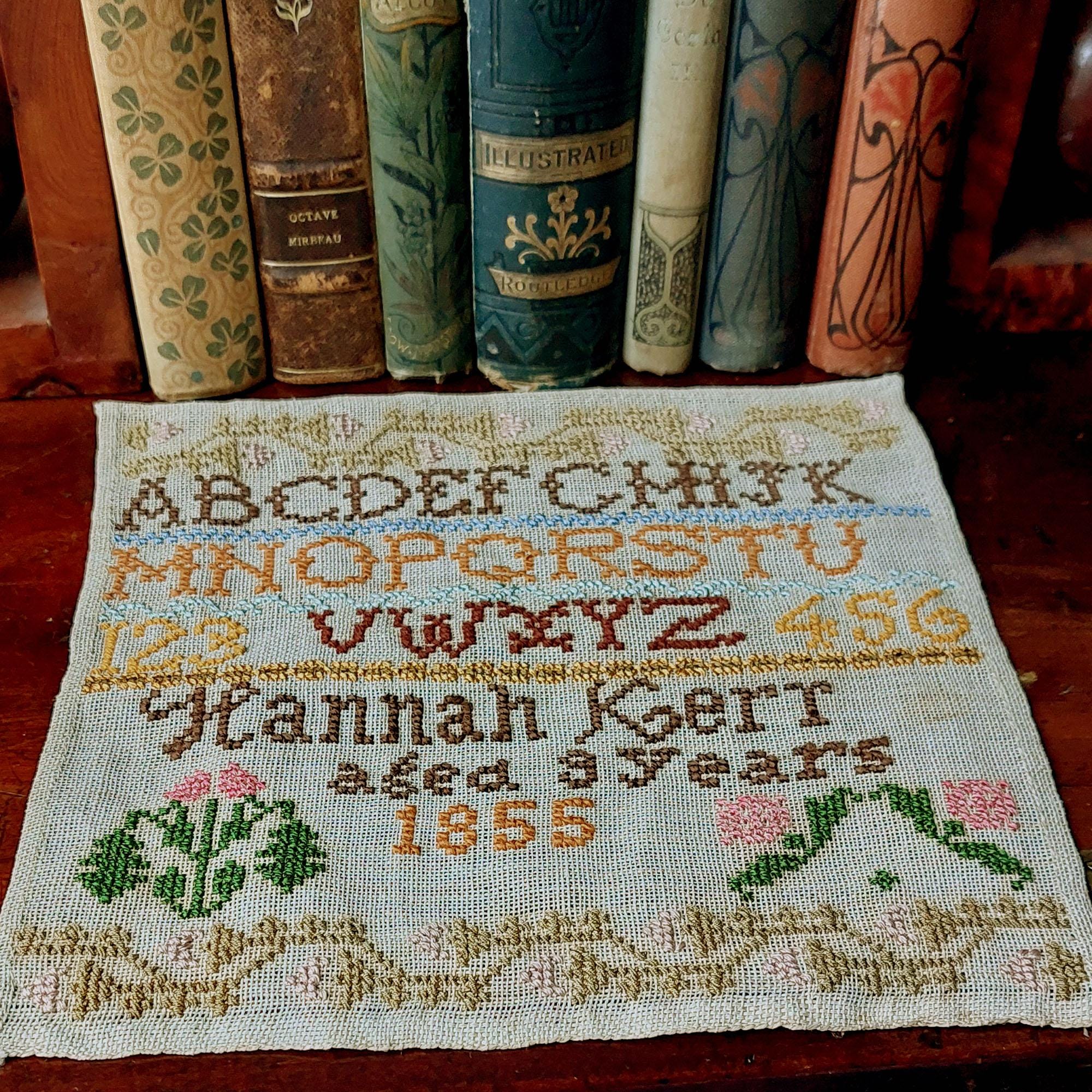 イギリスサンプラー１３歳の子の作品 1855年ビクトリア朝の復刻版サンプラーパターン 9歳の女子高生