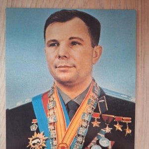 Youri Gagarine avec médailles, carte postale photo, premier cosmonaute de la Terre, héros de l'Union soviétique, premier homme à atteindre le cosmos, astronaute de l'URSS, inutilisé