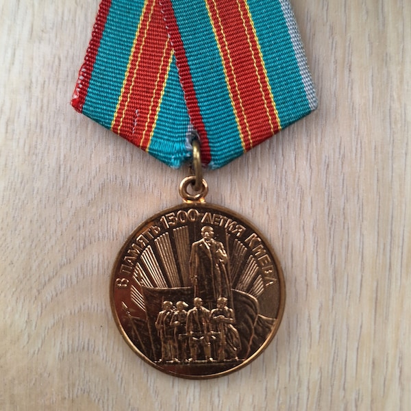 Russische Medaille zu Ehren der 1500-Jahr-Jubiläum von 1982,Lenin-Denkmal, Stern der Helden der Ukraine, Ukrainische Medaille, Feier der Hauptstadt der Ukraine