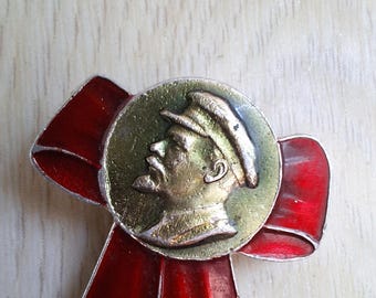 Teddybär-Bild auf rotem Bandabzeichen, Demonstrations-Brosche, Kommunistische Partei der Sowjetunion, Oktoberrevolution, Vintage-Propaganda-Anstecknadel der UdSSR