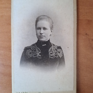 Tsarist russische Imperia altes Foto, schöne junge blonde Frau Karte, Kabinett Porträt Dvinsk altes Sammlerfoto, schwarz und weiß Bild