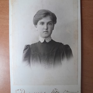 Retrato del gabinete de la Rusia zarista, mujer joven, Kalouga, inscripción rusa, amistad entre mujeres, foto en blanco y negro, anterior a 1917, fotografía coleccionable