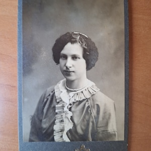Kabinettporträt junge Frau, zaristisches Russland-Foto, russisches Imperia Bild, altes Sammlerfoto vor 1917, antike Karte, schwarz weiß Foto