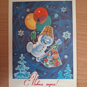 Cartão postal não utilizado do boneco de neve sorridente Zarubin, cartão postal raro soviético, balões, presentes, floresta de neve no inverno, lebre, árvore de Natal, saudações 1977