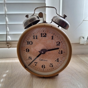 Sovjet Sevani werkende wekker, vintage mechanische tafelklok USSR, grappig interieur