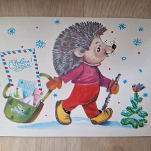 Feliz Ano Novo, Cartão postal soviético engraçado, ouriço, árvore de Natal, pássaro, cartas, neve, inverno, artista Manilova, 1984, saudações da URSS
