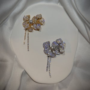 Freshwater Pearl Flower Brooch: Rhinestone Floral Pin