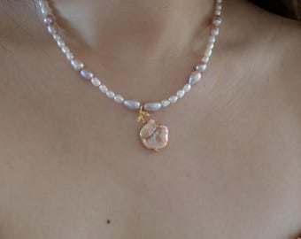 Barockpärlhalsband: Blomsterhänge, lavendelfärgade sötvattenspärlor, guld-/silverfärgad ring