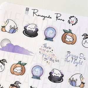 Op de afbeelding: Een vel Halloween-stickers met verschillende schattige illustraties, waaronder geesten, pompoenen, vleermuizen, heksenhoeden en een ketel. De stickers zijn op een witte achtergrond en bevatten de tekst "There is magic in the air" en "Bring on the Night".