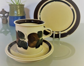 Grande tasse à thé, soucoupe et assiette à dessert Arabia Finland Ruija par Ulla Procopé