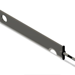 Op de afbeelding: Een groot, grijs zwaard met een gebogen punt en twee cirkelvormige uitsparingen in het lemmet. De handgreep is zwart en zilver, met een gestreept patroon. Het zwaard is een rekwisiet of decoratief item.