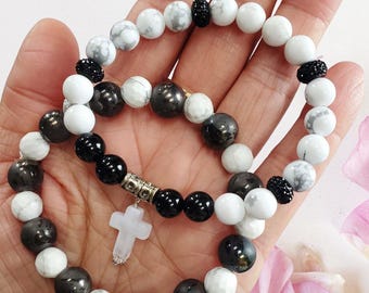 Bolsa de regalo para pulsera con cruz en blanco y negro