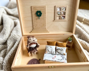 Casa del gufo in legno con mobili in miniatura e gufo all'uncinetto, regalo unico di gufo per bambini di tutte le età, scatola di giocattoli in legno con set di giocattoli, regalo di compleanno