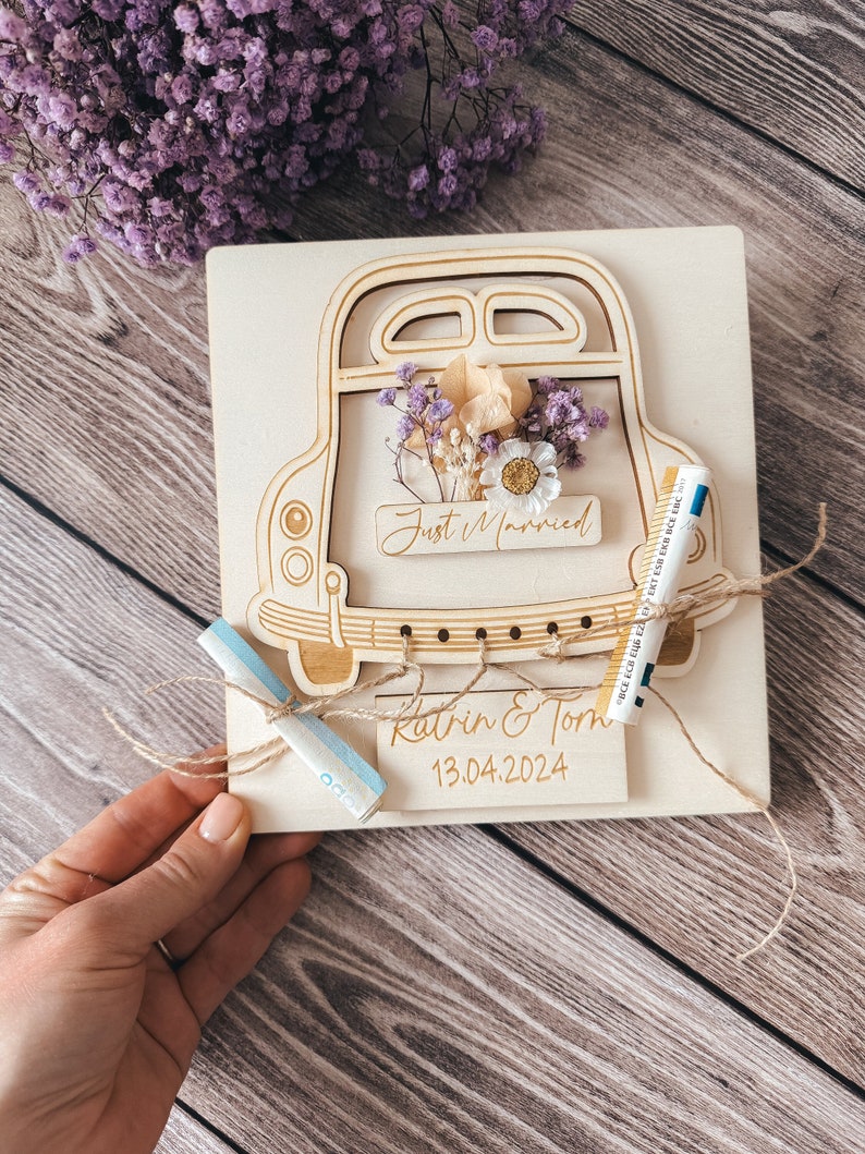 Ein exclusives Geldgeschenk für deine nähchste Hochzeit - unsere ganz besondere handgemachte Karte mit personalisierung und Trockenblümchen