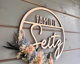 Couronne en bois personnalisée | Cadeau de mariage avec nom de famille | Plaque de porte familiale | Fleurs pastel séchées | Cadeau de mariage