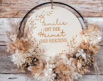 Holzschild mit Trockenblumen | personalisierter Türkranz Familie | Wandkranz Hortensie | personalisierte Geschenkidee mit Blumen