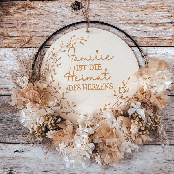 Holzschild mit Trockenblumen | personalisierter Türkranz Familie | Wandkranz Hortensie | personalisierte Geschenkidee mit Blumen