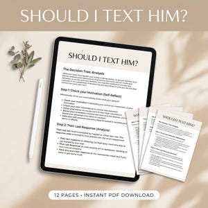 Pode incluir: Um produto digital para download com o título "SHOULD I TEXT HIM?" exibido em um tablet e páginas impressas. O produto inclui uma análise da árvore de decisão e etapas de autorreflexão. Uma caneta stylus e galhos decorativos também são visíveis.