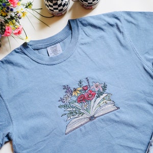 Naturlig broderad bomullströja med läsarmotiv | Broderad t-shirt med blommotiv