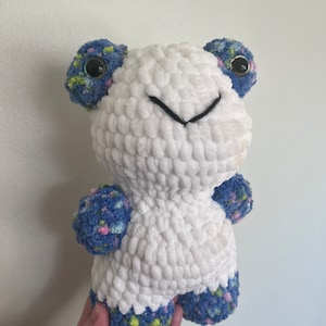Gehaakte knuffel tropische blauwe kikker: 100% handgemaakt: zachte schattige knuffelvriendamigurumi: 8,5 inch hoog / 5,5 inch hand-in-hand