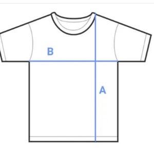 Może przedstawiać: Ilustracja białej koszulki z niebieskimi liniami wskazującymi punkty pomiaru. Diagram przedstawia wymiary koszulki, z oznaczeniami A i B, prawdopodobnie reprezentującymi pomiary długości i szerokości w cm.