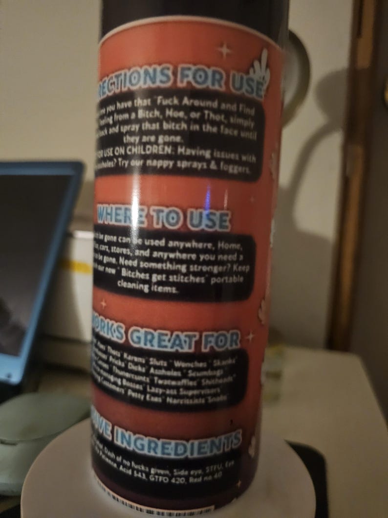 Puede incluir: Una botella de spray cil&iacute;ndrica con una etiqueta roja y blanca. La etiqueta presenta texto como "DIRECTIONS FOR USE" y "WORKS GREAT FOR". La botella est&aacute; sobre una superficie blanca.