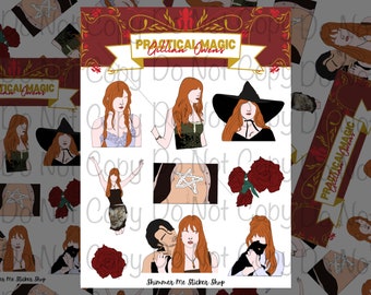 Op de afbeelding: Een set van 10 stickers met personages en scènes uit de film "Practical Magic". De stickers zijn gedrukt op wit papier met een rode en gouden rand. De stickers bevatten een heks met een zwarte hoed, een vrouw met een kat, een vrouw met een roos en een vrouw met een pentagram.