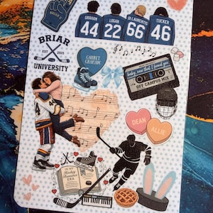 Può includere: Un foglio di adesivi decorativi con illustrazioni a tema hockey. Include una coppia che si abbraccia, giocatori di hockey, una cassetta e il testo che dice "Briar University" e "In My Hockey Romance Era". La tavolozza dei colori include blu, bianco e rosa.