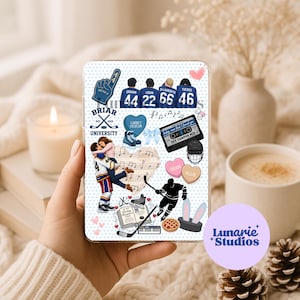 Puede incluir: Funda transparente para tel&eacute;fono con gr&aacute;ficos de hockey. El dise&ntilde;o incluye jugadores de hockey, notas musicales, corazones y el texto "Briar University". La funda tambi&eacute;n muestra los nombres y n&uacute;meros de los jugadores. Se ve el logotipo de "Lunarie + Studios".