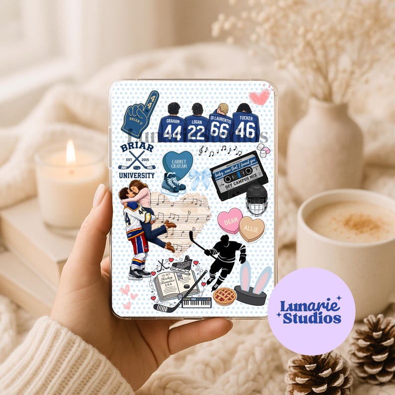 Puede incluir: Funda transparente para tel&eacute;fono con gr&aacute;ficos de hockey. El dise&ntilde;o incluye jugadores de hockey, notas musicales, corazones y el texto "Briar University". La funda tambi&eacute;n muestra los nombres y n&uacute;meros de los jugadores. Se ve el logotipo de "Lunarie + Studios".