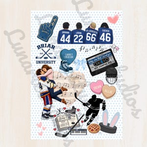 Puede incluir: Un collage de ilustraciones con tem&aacute;tica de hockey sobre un fondo blanco con lunares azules. Incluye camisetas de hockey con nombres y n&uacute;meros, un dedo de espuma, una cinta de cassette y una pareja abraz&aacute;ndose. El texto incluye "Briar University" y "In My Hockey Romance Era."