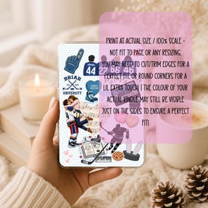 Puede incluir: Funda transparente para tel&eacute;fono con tem&aacute;tica de hockey. La funda presenta un dedo de espuma, una camiseta con el n&uacute;mero 44, patines de hockey y una pareja abraz&aacute;ndose. El texto incluye "BRIAR UNIVERSITY" y "CARRET GRAHAN". El texto tambi&eacute;n dice "IMPRIMIR A TAMA&Ntilde;O REAL / 100% ESCALA - NO AJUSTAR A LA P&Aacute;GINA NI REDIMENSIONAR."