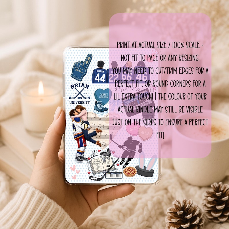 Puede incluir: Funda transparente para tel&eacute;fono con tem&aacute;tica de hockey. La funda presenta un dedo de espuma, una camiseta con el n&uacute;mero 44, patines de hockey y una pareja abraz&aacute;ndose. El texto incluye "BRIAR UNIVERSITY" y "CARRET GRAHAN". El texto tambi&eacute;n dice "IMPRIMIR A TAMA&Ntilde;O REAL / 100% ESCALA - NO AJUSTAR A LA P&Aacute;GINA NI REDIMENSIONAR."