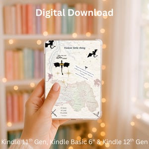 Puede incluir: Una funda transparente para Kindle con un diseño de mapa, siluetas de dragones y el texto "Violent little thing". La funda también incluye el texto "I will not die today" y una cita.