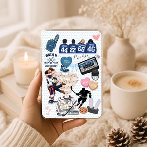 Puede incluir: Una funda transparente para tel&eacute;fono con un collage de gr&aacute;ficos tem&aacute;ticos de hockey. Incluye un dedo de espuma, camisetas de equipo con n&uacute;meros, una pareja abraz&aacute;ndose, patines de hockey, notas musicales, una cinta de cassette y corazones con nombres.