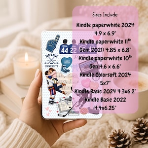 Puede incluir: Una funda transparente para tel&eacute;fono con un dise&ntilde;o de hockey, el texto "Briar University" y los nombres "Graham" y "Logan". La funda incluye una lista de tama&ntilde;os de Kindle: 12,4 x 17,5 cm, 12,3 x 17,3 cm, 11,7 x 16,8 cm, 12,7 x 17,8 cm, 10,9 x 15,7 cm y 11,2 x 15,9 cm.