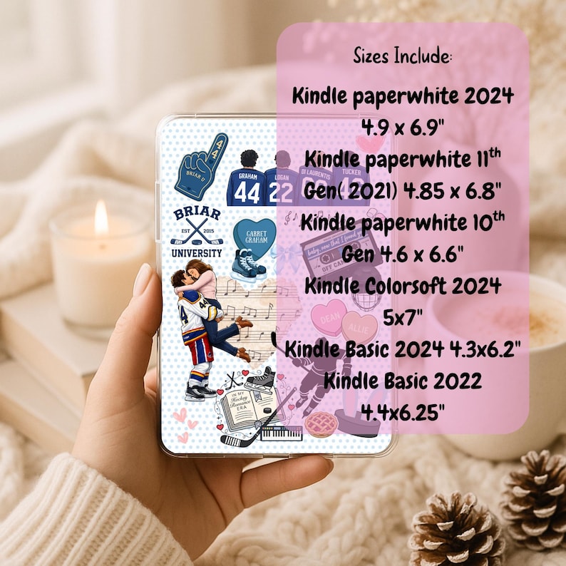 Puede incluir: Una funda transparente para tel&eacute;fono con un dise&ntilde;o de hockey, el texto "Briar University" y los nombres "Graham" y "Logan". La funda incluye una lista de tama&ntilde;os de Kindle: 12,4 x 17,5 cm, 12,3 x 17,3 cm, 11,7 x 16,8 cm, 12,7 x 17,8 cm, 10,9 x 15,7 cm y 11,2 x 15,9 cm.