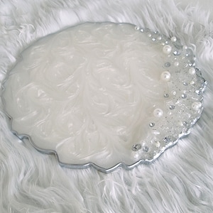 Weiß silbernes Tablett mit Perlen und Kristallen