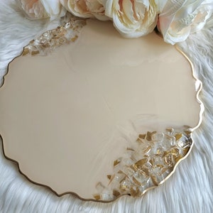 金色の鏡面石をあしらったクリーム色と金色の大きなトレイ