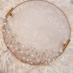 Groot wit en gouden dienblad met parels en kristallen en gouden handvatten