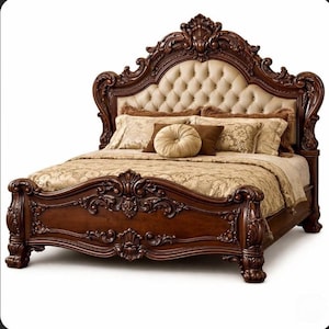 Peut inclure: Un lit orné de couleur marron foncé avec une tête de lit crème capitonnée. Le lit présente des sculptures détaillées et est orné de coussins et de literie décoratifs dans des tons or et marron. Un meuble de chambre à coucher.
