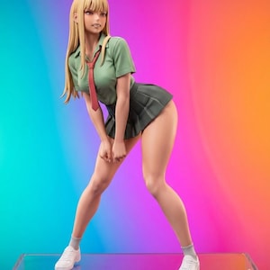 Może przedstawiać: Figurka żeńskiej postaci z anime w mundurku szkolnym. Postać ma długie blond włosy, zieloną koszulę z krótkim rękawem, ciemnozieloną plisowaną spódnicę i czerwoną krawatkę. Nosi białe trampki i szare skarpetki. Tło to gradient kolorów.